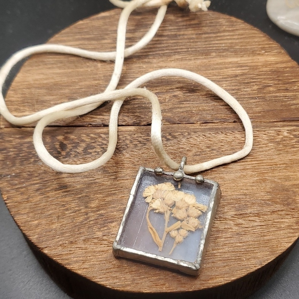 N3217 cottage core flower shadow box dried floral vintage necklace
